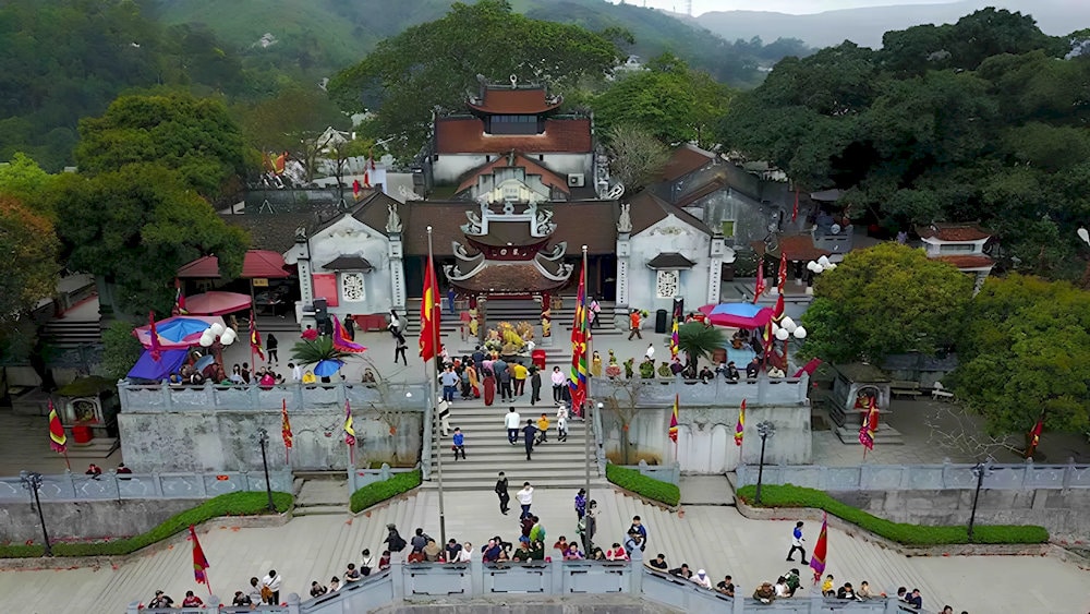 Arriving early in the day can help you avoid the busiest times and give you more space to appreciate the temple’s serenity